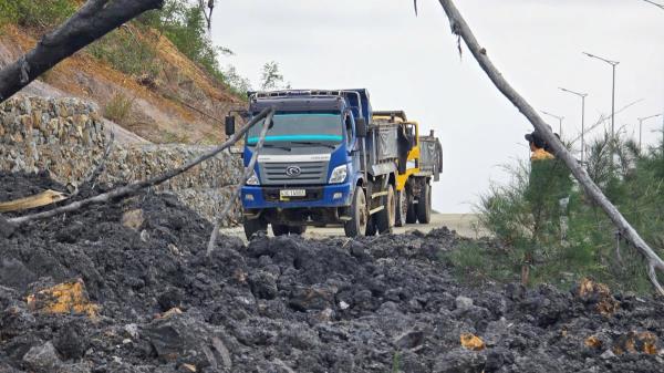 Đà Nẵng, sạt lở nặng, bùn tràn mặt đường gây chia cắt đường vành đai