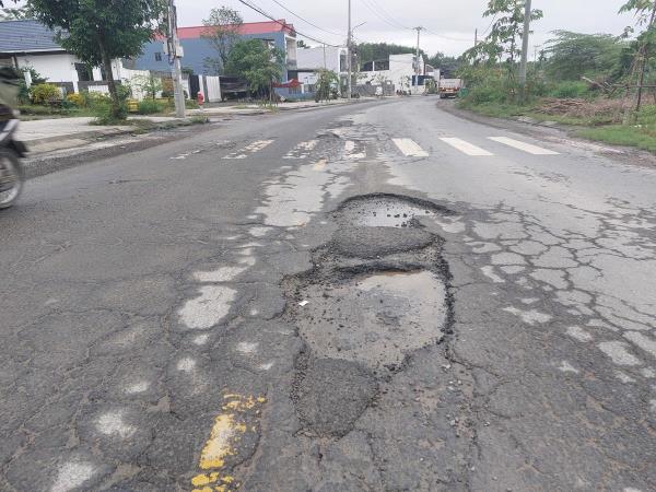 Đường ĐH2 đầy ổ trâu, ổ gà chỉ sau một năm khánh thành