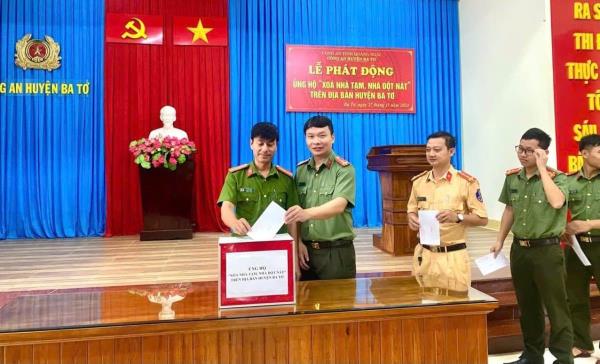 Công an huyện Ba Tơ ủng hộ 30 triệu đồng Xóa nhà tạm, nhà dột nát