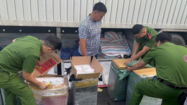 Phát hiện xe tải vận chuyển hàng ngàn bao thuốc lá nhập lậu khi ngang qua địa bàn Đà Nẵng