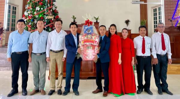 Công an huyện Hòa Vang thăm, chúc mừng các cơ sở Công giáo, Tin lành nhân dịp Lễ Giáng sinh 2024 trên địa bàn huyện