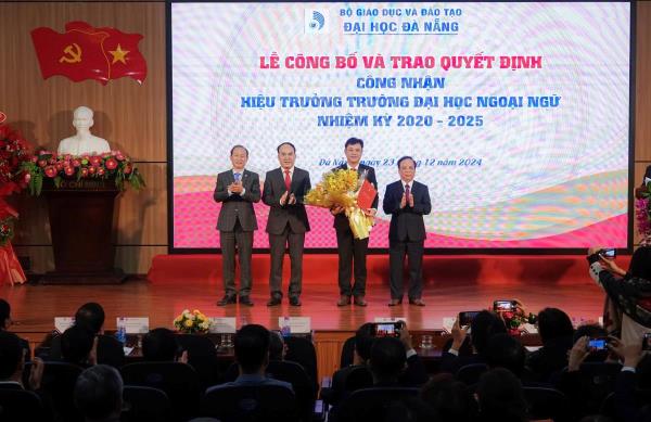 PGS.TS Nguyễn Văn Long được bổ nhiệm giữ chức Hiệu trưởng Trường Đại học Ngoại ngữ Đà Nẵng