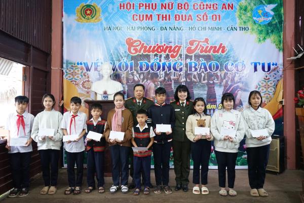 Phụ nữ Công an Cụm thi đua số 1 Về với đồng bào Cơ Tu