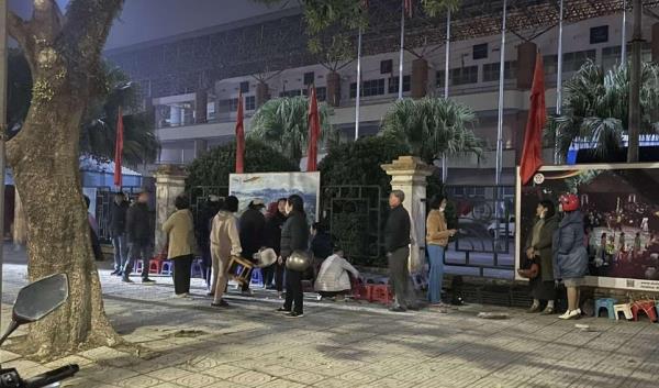 Xếp hàng trước 5 ngày để mua vé bán kết lượt về