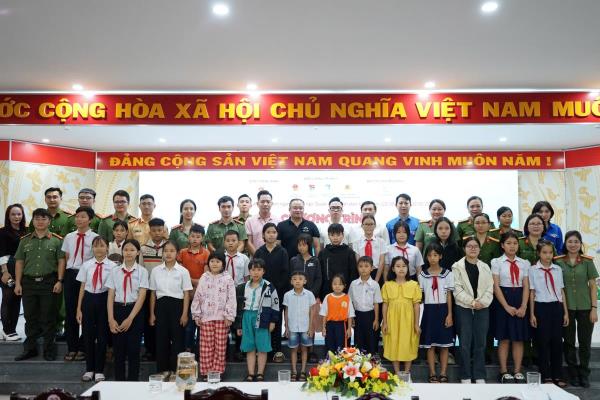 Tặng quà cho học sinh thuộc chương trình Mẹ đỡ đầu và Đồng hành cùng em đến trường