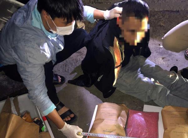 Pha quay xe bất thành, 2 thanh niên thúc thủ cùng ma túy và hàng nóng