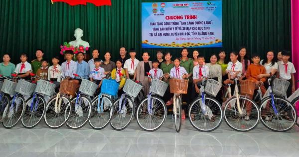 Trao tặng công trình Ánh sáng đường làng, tặng quà cho người dân có hoàn cành khó khăn