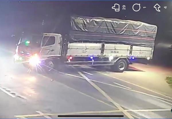 Lái xe tải đi trộm mai Tết