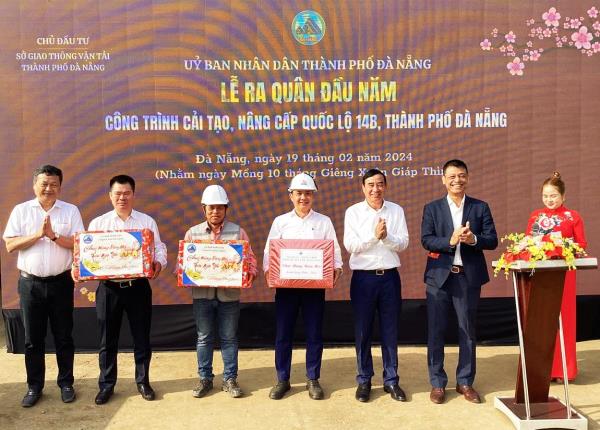 Chủ tịch UBND TP Đà Nẵng Lê Trung Chinh thăm, tặng quà, động viên các đơn vị ra quân thi công đầu năm mới Giáp Thìn – 2024