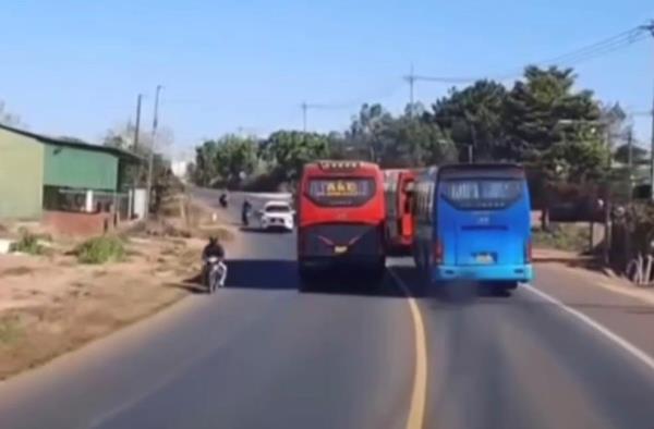 Công an Đắk Nông phát hiện, xử phạt 1 xe ô tô khách vượt không đúng quy định thông qua mạng xã hội