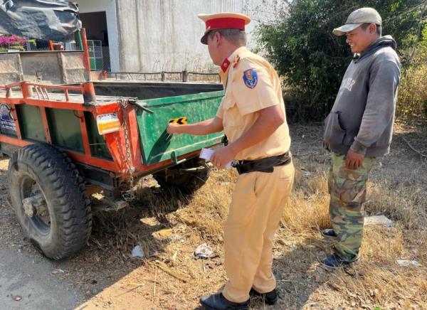 Cảnh sát giao thông - Trật tự Công an huyện Cư Jút dán Decal phản quang cho xe máy kéo nhỏ