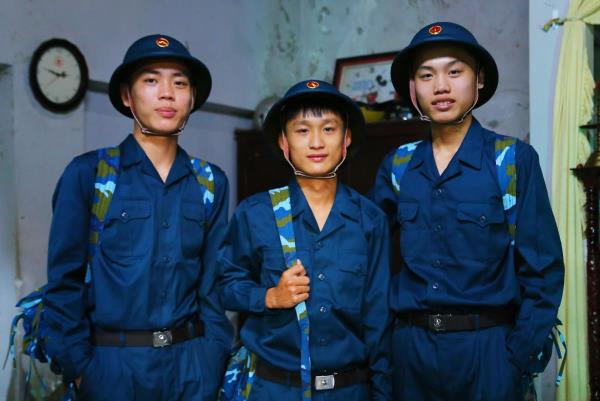 Ba anh em ruột cùng nhập ngũ một đợt