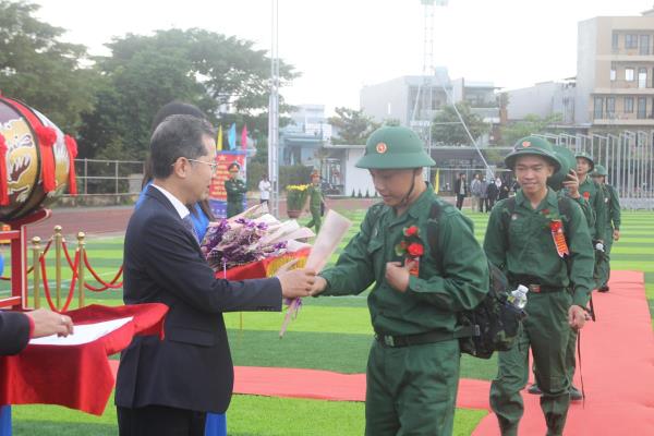 Bí thư Thành ủy Đà Nẵng Nguyễn Văn Quảng dự lễ giao nhận quân năm 2024 tại quận Thanh Khê