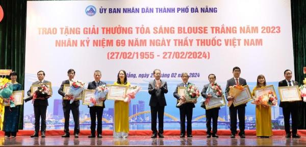 Thành phố Đà Nẵng trao tặng giải thưởng toả sáng Blouse trắng năm 2023