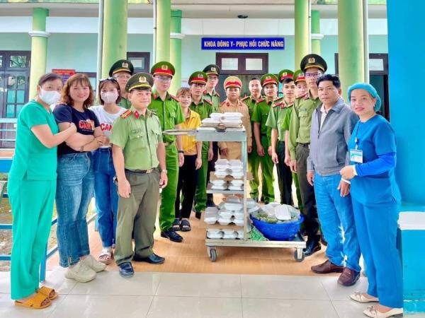 Ấm lòng bữa cơm nghĩa tình của Công an vùng biên giới