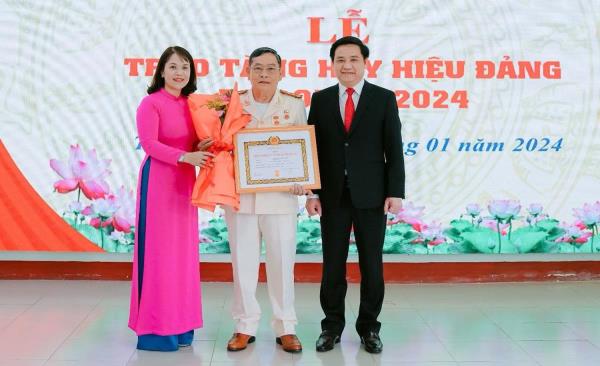 Quận ủy Thanh Khê trao huy hiệu Đảng đợt 3-2 cho 130 đảng viên