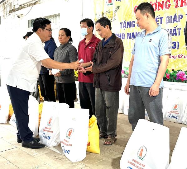 Chăm lo Tết cho gia đình nạn nhân chất độc da cam