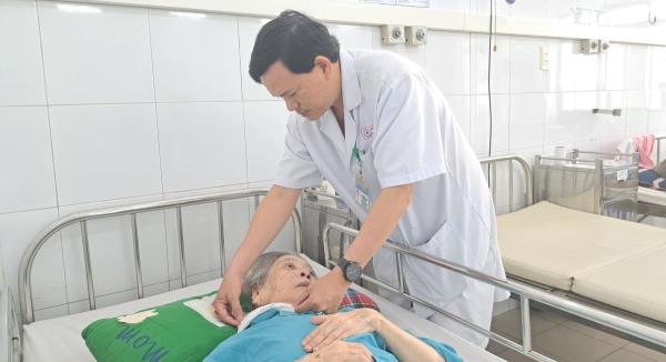 Đà Nẵng: Phẫu thuật loại bỏ khối u khổng lồ cho cụ bà 87 tuổi