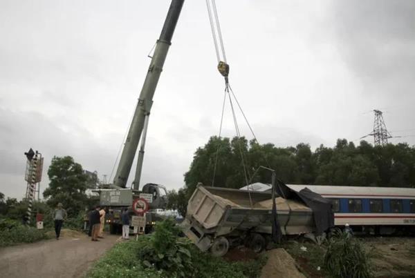 Nghệ An: Tai nạn giữa tàu hỏa và xe đầu kéo làm đường sắt Bắc Nam tê liệt 3 giờ