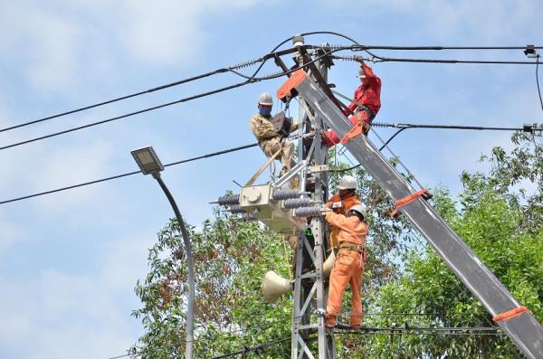 Công ty Điện lực Quảng Ngãi: Nỗ lực đảm bảo việc cung cấp điện liên tục và ổn định phục vụ khách hàng