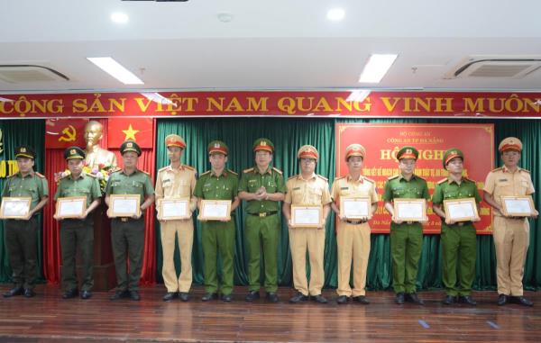 Tuyên dương các tập thể, cá nhân có thành tích xuất sắc trong cao điểm đảm bảo TTATGT