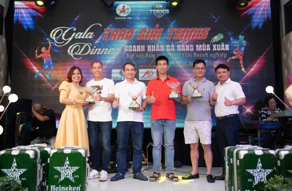 Trao thưởng cho các tay vợt xuất sắc giải Tennis doanh nhân Đà Nẵng mùa xuân 2024