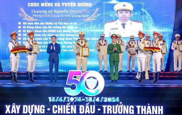 Thượng úy Cảnh sát cơ động học và làm theo lời Bác