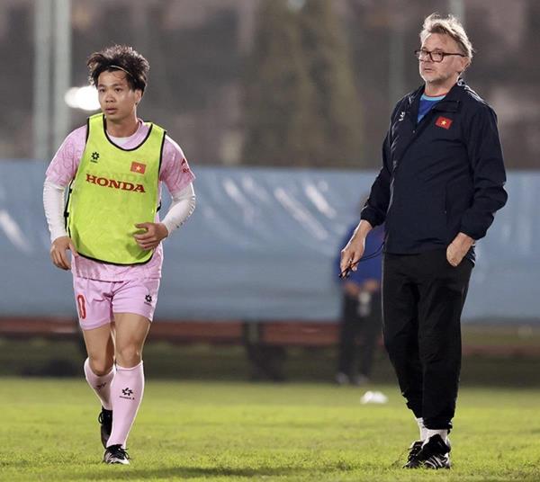 Danh sách ĐT Việt Nam đấu Indonesia: HLV Troussier loại 5 cầu thủ gồm những ai?