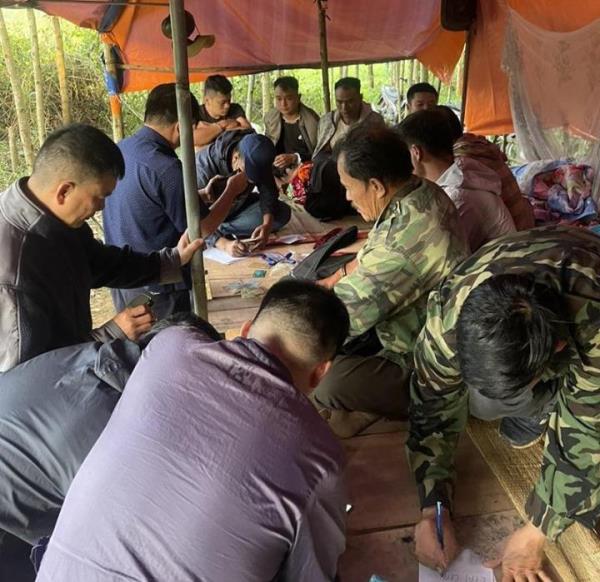 Đánh úp nhóm vàng tặc tận rừng sâu