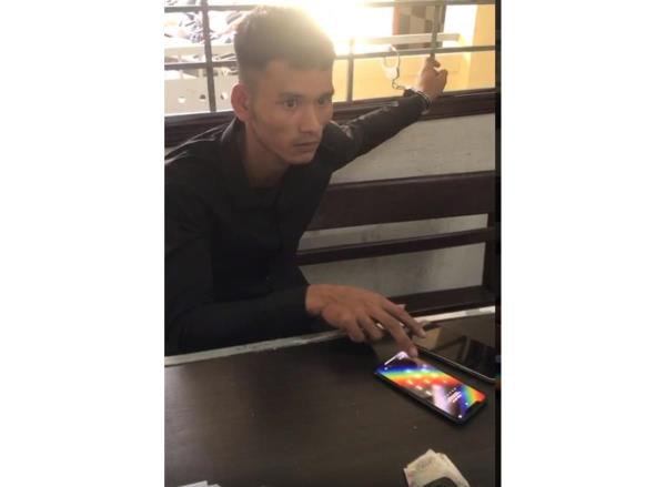 Hữu Hùng bắt dế của Văn Hùng