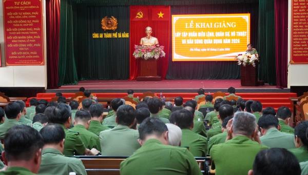 Công an Đà Nẵng tập huấn Điều lệnh, quân sự, võ thuật và kiểm tra bắn đạn thật súng quân dụng