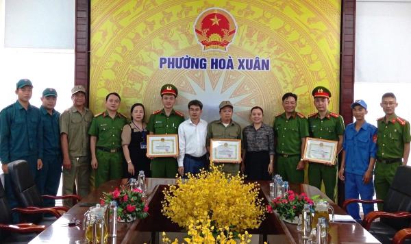 Khen thưởng đột xuất 3 tập thể xuất sắc trong phòng chống tội phạm