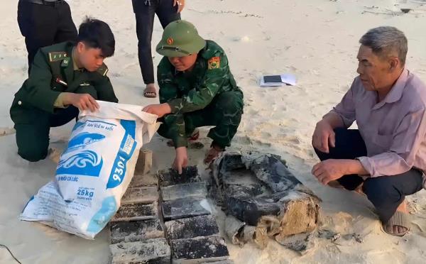 Ma túy trôi dạt bờ biển