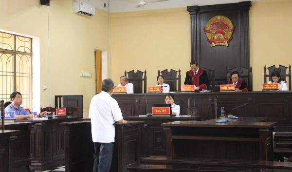 Chú chém cháu ruột vì không cho thăm mộ cha