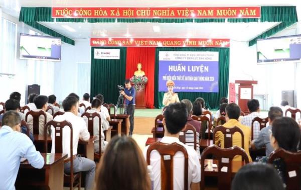 Tuyên truyền dự án Luật trật tự an toàn giao thông và tập huấn nâng cao kiến thức ATGT cho cán bộ công nhân viên Công ty điện lực Đắk Nông