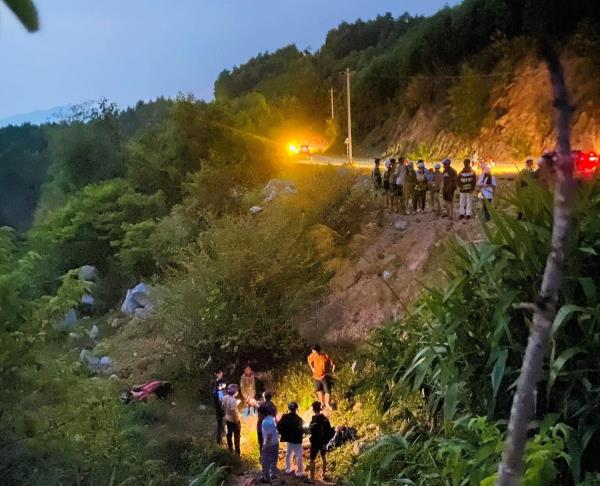 Lạc tay lái, cả người và xe lao xuống vực