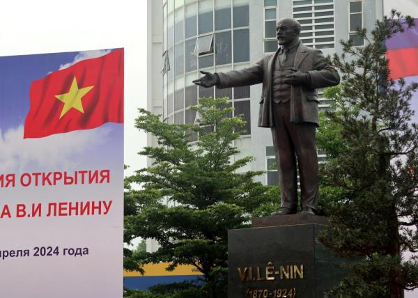 Nghệ An tiếp nhận và khánh thành tượng đài V.I. Lê Nin