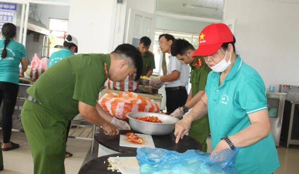 CAP Khuê Trung phát 900 suất ăn miễn phí cho bệnh nhân nghèo tại Bệnh viện Ung Bướu Đà Nẵng