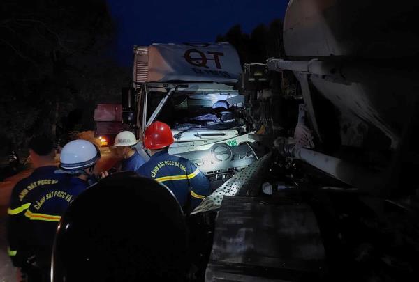 Xe tải tông đối đầu, 2 người thương vong