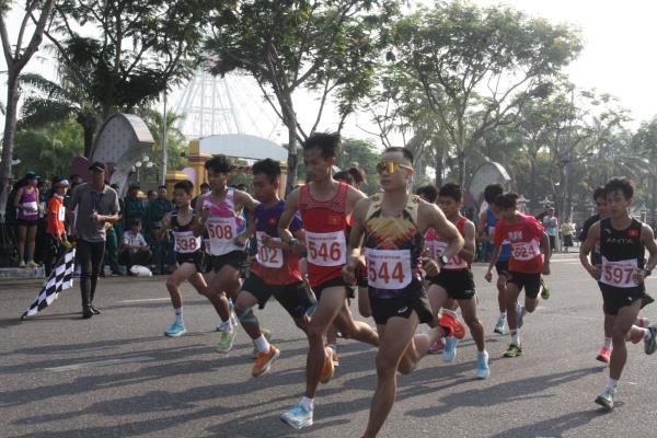 Khai mạc giải Việt dã - chạy Vũ trang truyền thống Báo Đà Nẵng lần thứ 27 năm 2024