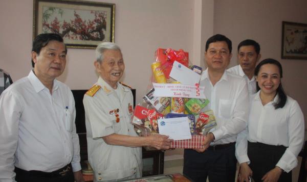 Lãnh đạo Hội đồng Nhân dân TP Đà Nẵng thăm, tặng quà các chiến sĩ, thanh niên xung phong trực tiếp tham gia chiến dịch Điện Biên Phủ