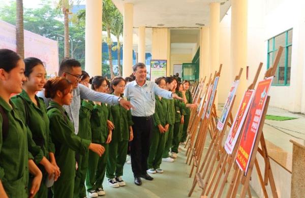 Triển lãm tranh cổ động kỷ niệm 70 năm Ngày chiến thắng Điện Biên Phủ