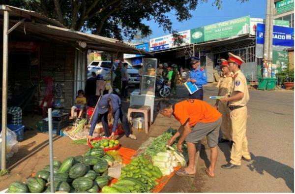 Phòng cảnh sát giao thông Công an tỉnh phối hợp với Công an huyện Đắk Song và các đơn vị liên quan giải tỏa hành lang an toàn giao thông