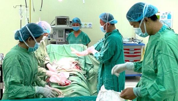 Cắt khối u nặng 2kg cho nữ bệnh nhân 54 tuổi