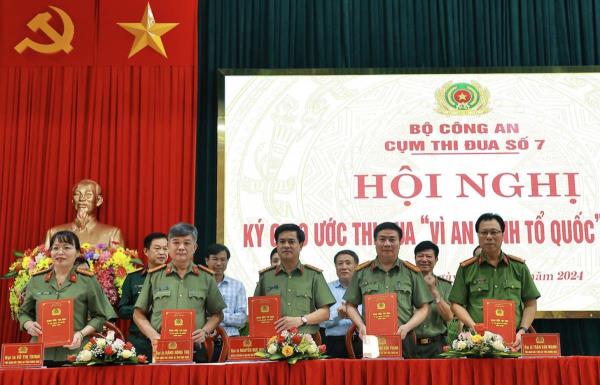 Công an 5 tỉnh Cụm thi đua số 7 ký kết giao ước thi đua Vì An ninh Tổ quốc