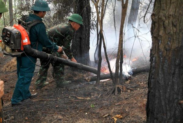 Xuyên đêm nỗ lực dập lửa cứu rừng