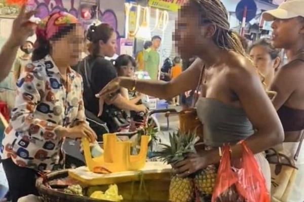 Công an quận Hoàn Kiếm thông tin chính thức vụ người phụ nữ bán 500.000 đồng 3 quả dứa