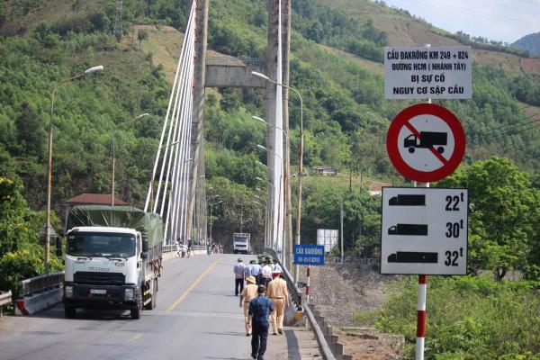 Lập chốt, điều tiết xe tải trọng nặng qua cầu treo Đakrông do bị sự cố nguy hiểm