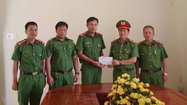 Thăm hỏi, động viên Cảnh sát khu vực bị thương khi ngăn chặn nhóm thanh niên mang hung khí