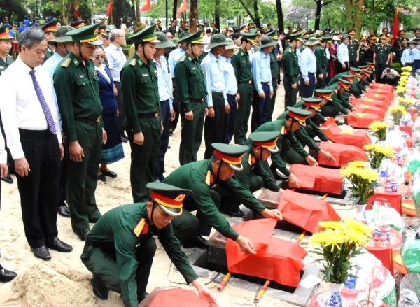 Quảng Trị tổ chức trọng thể Lễ truy điệu, an táng 12 hài cốt liệt sĩ hy sinh tại Lào